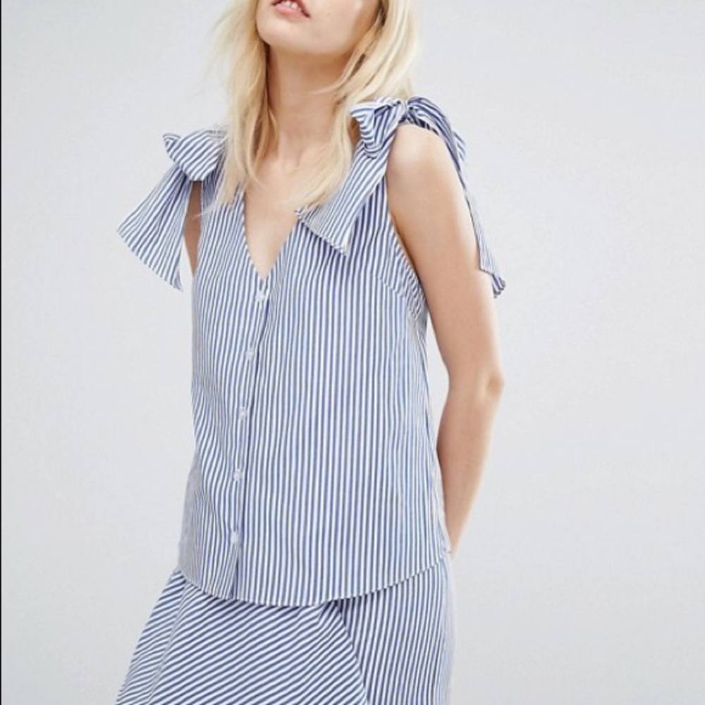 J.O.A. V neck blouse with tie shoulders sz small